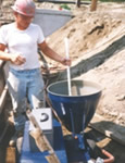 einstreuen in frischen Beton